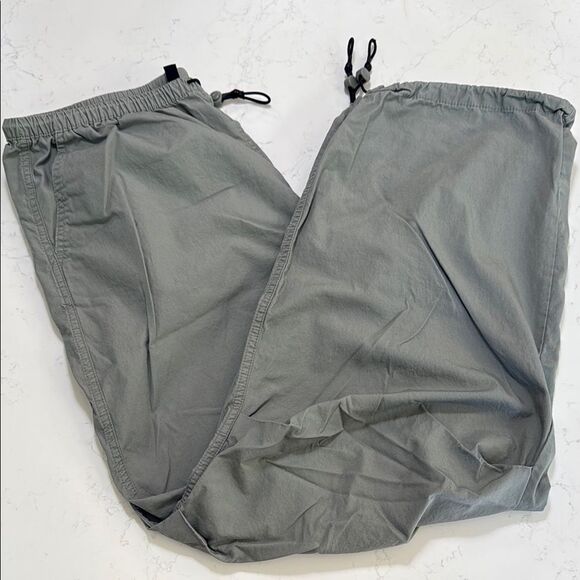 Divided Women’s Gray Oversized parachute cargo Pants.  Size Small - Picture 1 of 7